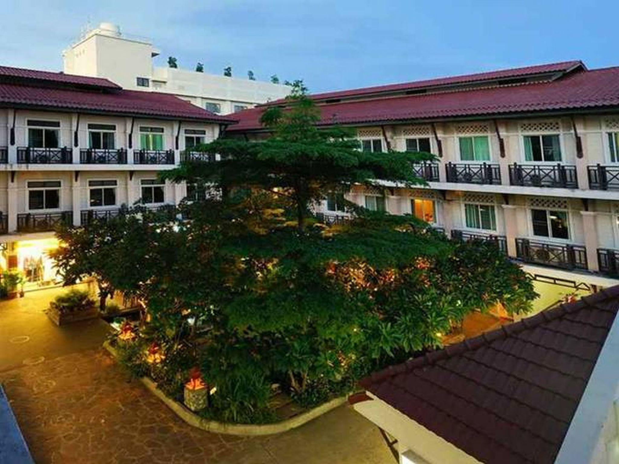 सराय Rambuttri Village Plaza