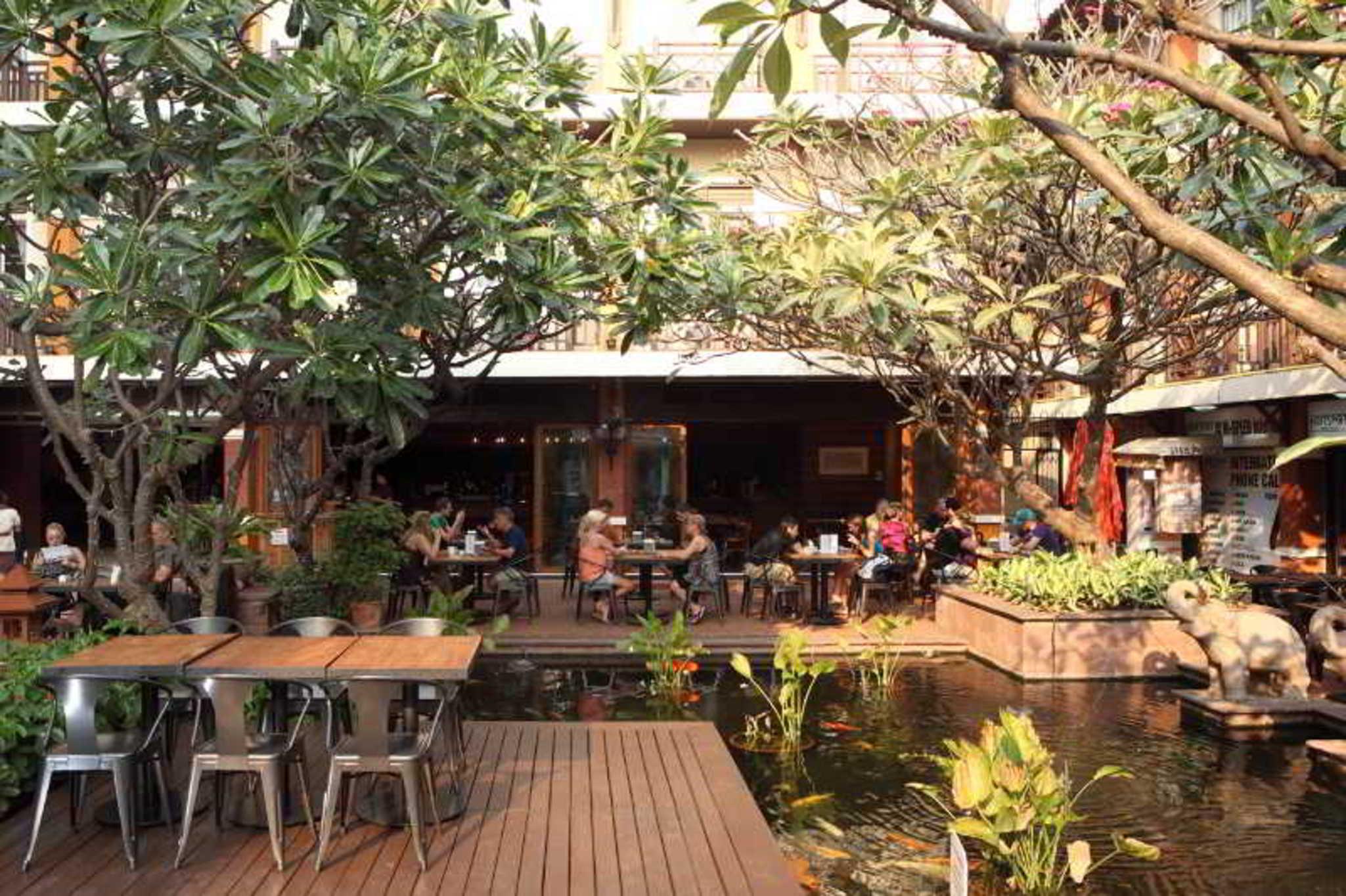 सराय Rambuttri Village Plaza